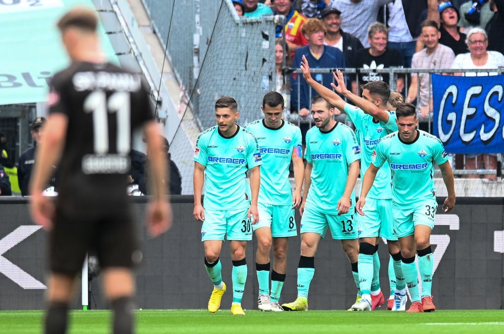 Paderborns Spieler jubeln nach ihrem Tor zur 1:0-Führung.