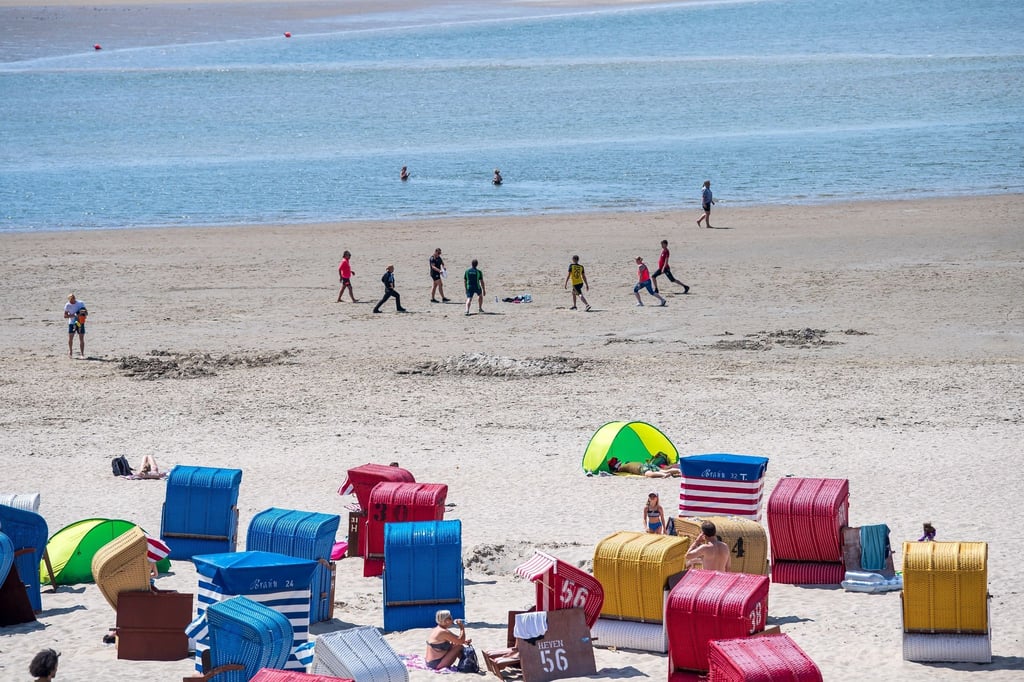 Sportler trainieren am Strand von Borkum.