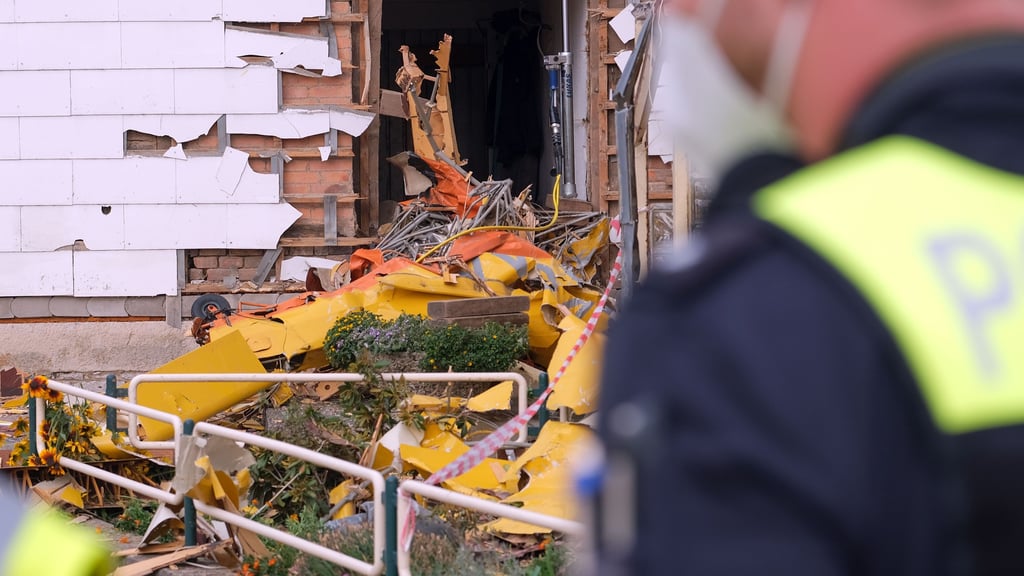 Nach dem Absturz eines Sportflugzeuges ist die Polizei vor Ort. Das Flugzeug ist am Freitagnachmittag in der Ortschaft Lübbrechtsen in der Samtgemeinde Leinebergland im Landkreis Hildesheim in ein Wohngebäude gestürzt. Foto: Christian Gossmann/