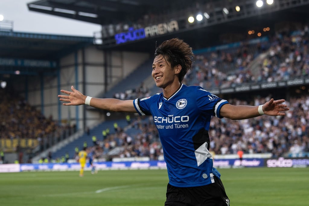 Masaya Okugawa jubelt nach seinem Tor zum 4:1 für Arminia Bielefeld.