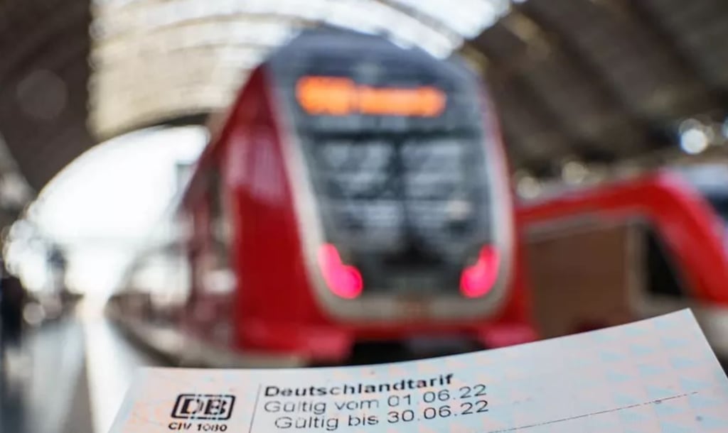 Die Folge des Neun-Euro-Tickets könnte offenbar eine langfristige Erhöhung des Fahrpreises und eine Leistungsreduzierung im öffentlichen Nahverkehr in Sachsen-Anhalt und Mitteldeutschland sein. Der Grund: Die Verkehrsunternehmen hatten höhere Kosten, aber keine zusätzlichen Einnahmen. Symbolbild: