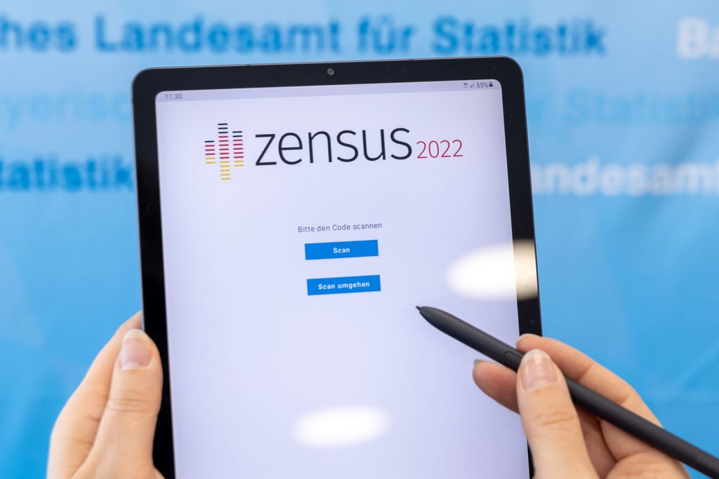 Erhebungsbeauftragte des Zensus führen mithilfe von Tablets die Befragungen vor Ort durch.