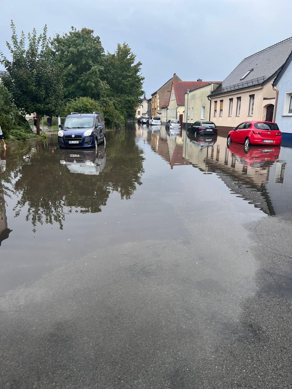 Die Saalestraße ist nach dem starken Regenguss am Samstag ein einziger See.