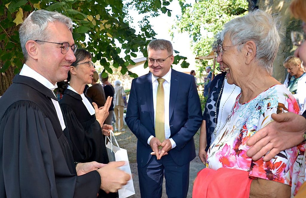 „Endlich haben wir wieder einen Pfarrer", begrüßt Brigitte Driescher aus Calbe Thomas Behr, "Und dann so 'nen netten". Und der Vollständigkeit halber: Mit dessen Frau Ulrike auch noch eine Schulpfarrerin.