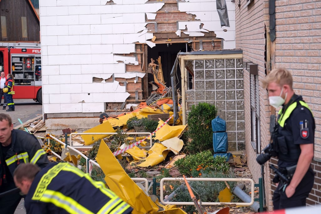 Nach dem Absturz eines Sportflugzeuges ist die Feuerwehr vor Ort.