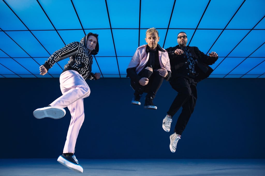 Matthew Bellamy (l-r), Dominic Howard und Chris Wolstenholme von Muse heben ab.