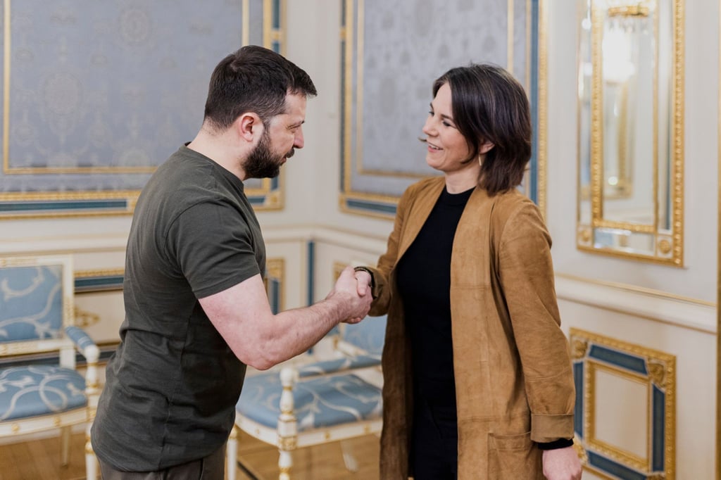 Der ukrainische Präsident Wolodymyr Selenskyj begrüßt Außenministerin Annalena Baerbock bei ihrem Besuch in der Ukraine im Mai 2022.