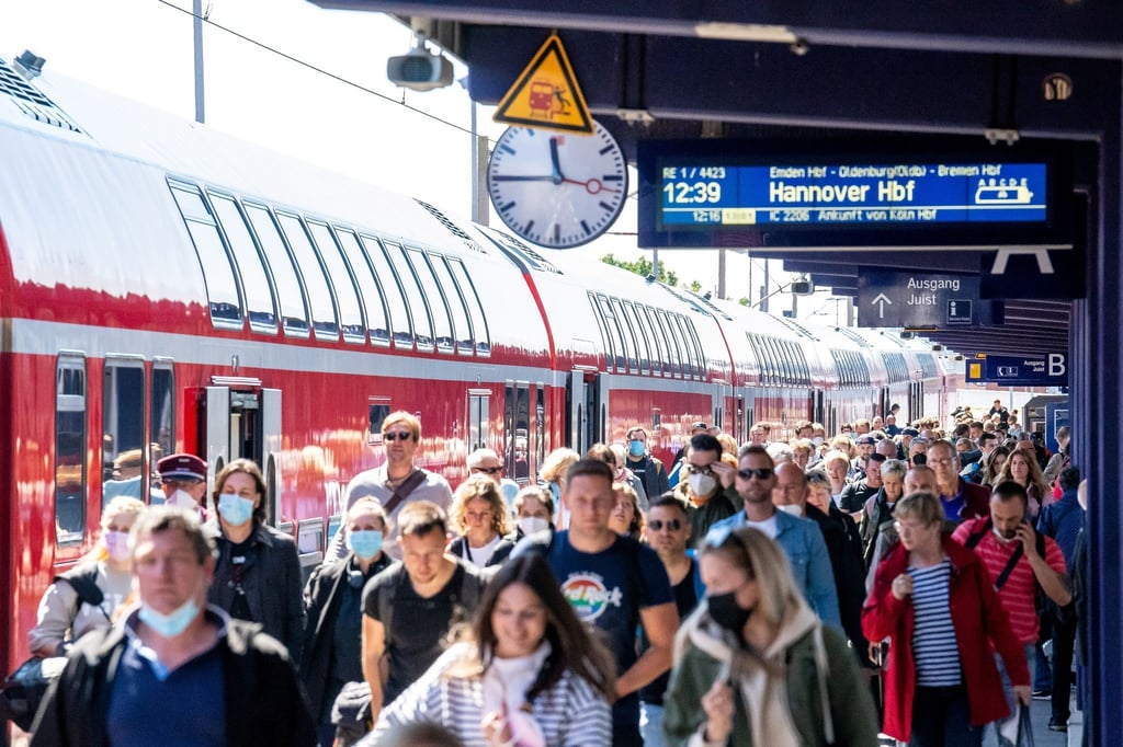 Reisende am Bahnhof Norddeich Mole an.