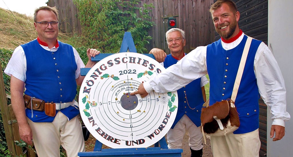 Der neue Barbyer Schützenkönig heißt ... Sebastian König (rechts) Er schoss eine „10“ beim Stechen. Zweiter wurde Frank Büchner (l.), Dritter Detlef Küstermann (hinten).
