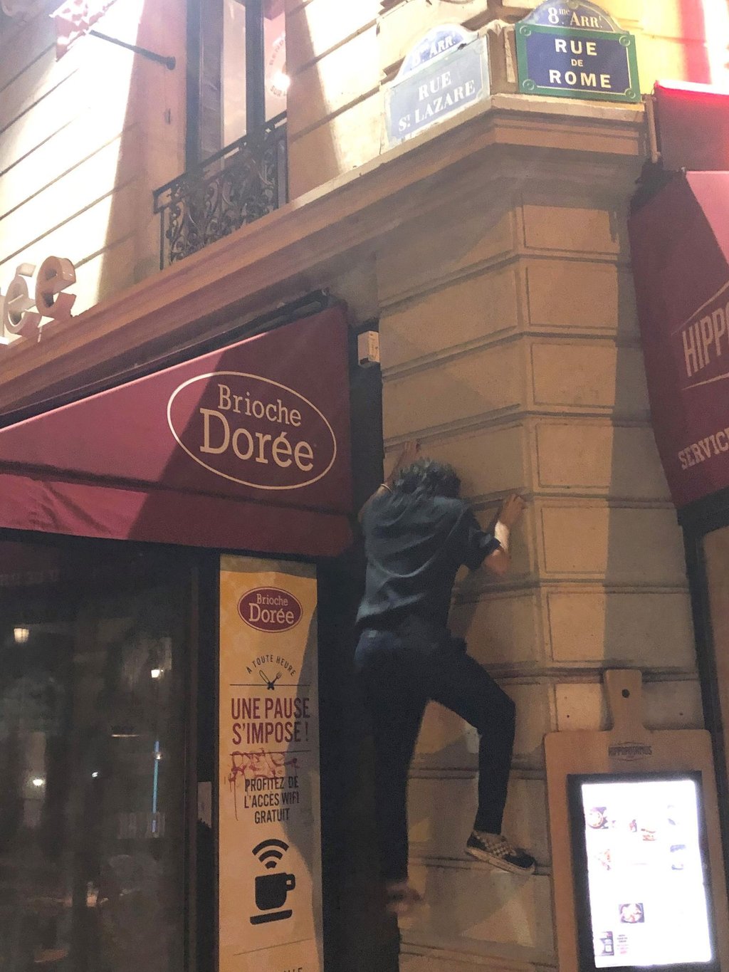 Kletter-Sportler des Kollektivs „On The Spot Parkour“ hangeln sich in Paris an Fassaden und Rohren hoch, um nachts nutzlos strahlende Schaufenster und Reklameschilder auszuschalten.