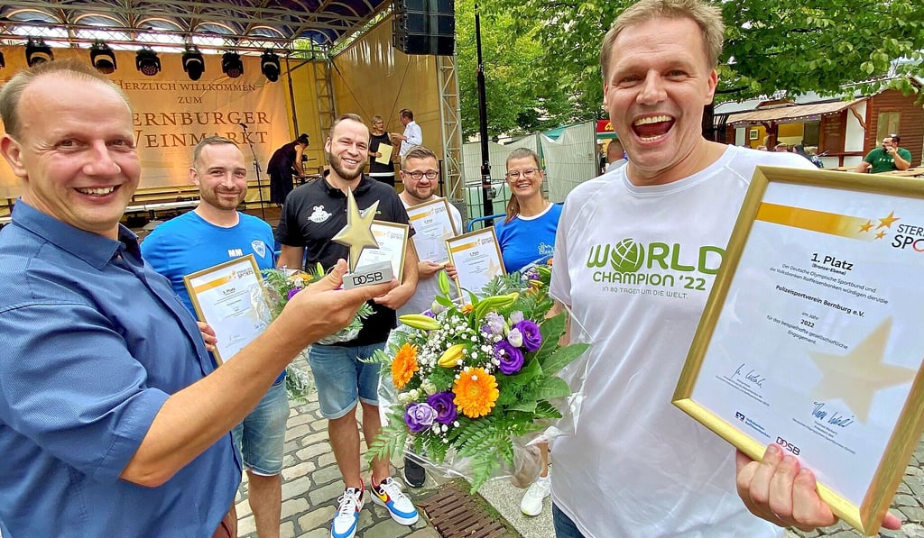 Bernburgs PSV-Chef Thomas Gruschka (links) und Social-Media-Administrator Mirko Tölzer (rechts) nahmen zum Weinmarkt-Auftakt am Freitag Siegerstern und Urkunde für den ersten Platz auf Regionalebene entgegen. Grund zur Freude hatten auch Marcel Mlejnek (Eiche Pobzig, von links), Ron Neumeister (SV Belleben), Markus Stein (SV Cochstedt) und Bianca Rohrschneider (Blau-Weiß Etgersleben).
