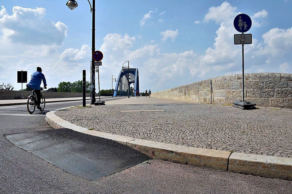 Die kleine Rampe hilft Radfahrern von der Straße auf den Brückengehweg zu gelangen, der derzeit mitbenutzt werden darf.