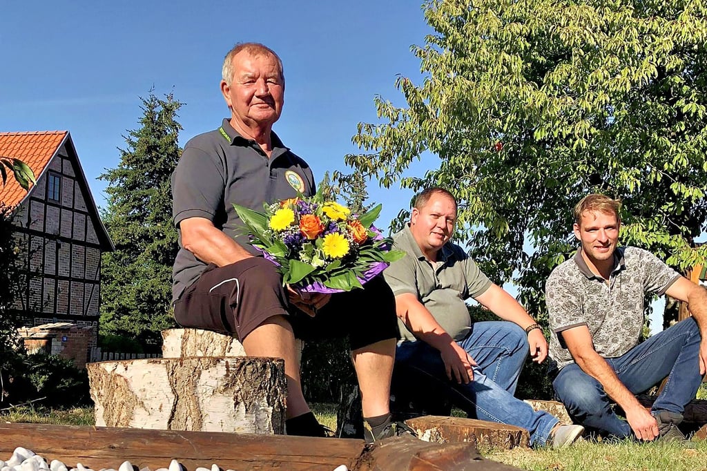 Der Quenstedter Michael Stock hat von Rico Röse und Felix Büttner (v.li.) den Blumenstrauß der Woche überreicht bekommen, den die Blumenboutique Meinhardt aus Hettstedt gesponsert hat.