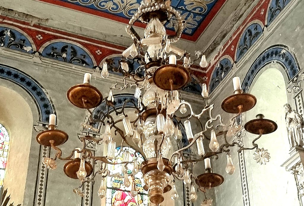 Der Kronleuchter in der Jerichower Stadtkirche in seinem aktuellen Zustand. Er müsste genau geprüft werden, um seine Herkunft sicher festzustellen.