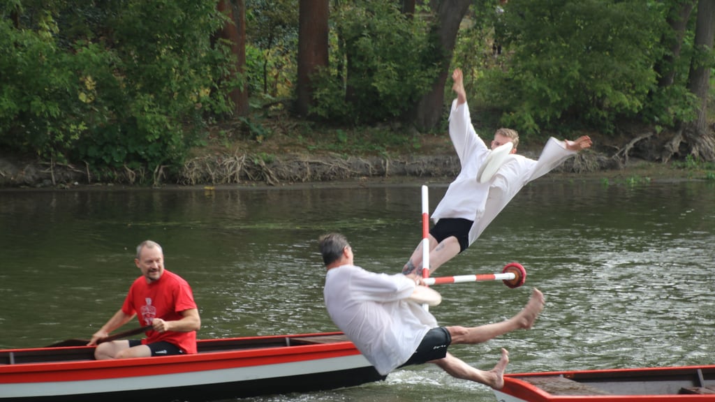 Das Fischerstechen zum Laternenfest ist einer der traditionellen Höhepunkte. 