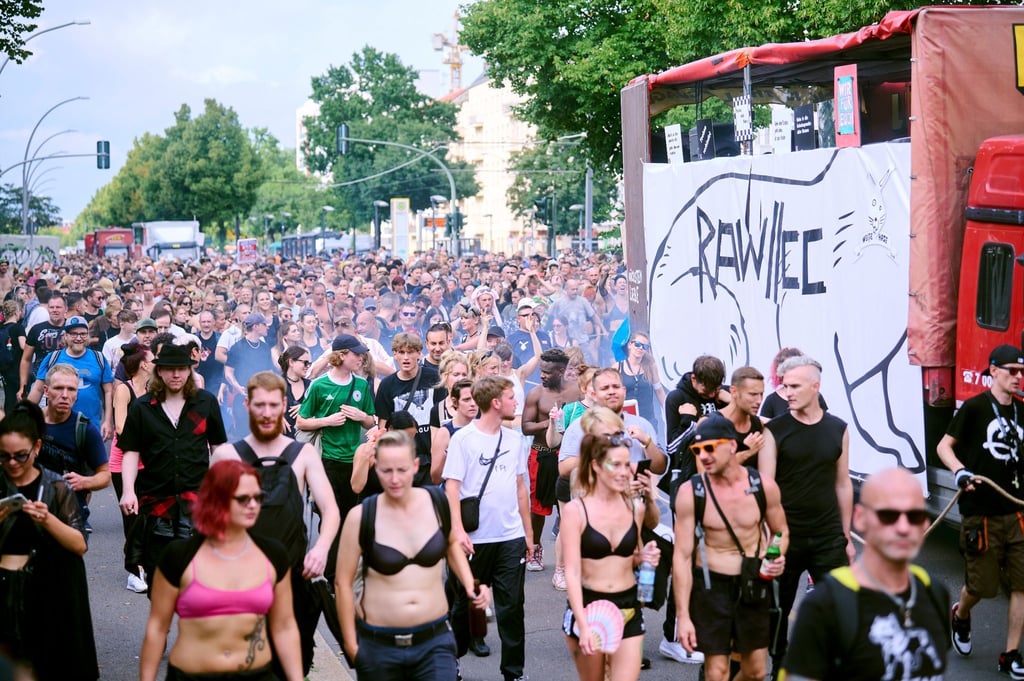 Menschenmassen folgen der Techno-Parade „Zug der Liebe“, die als Demonstration für mehr soziales Engagement gedacht ist.