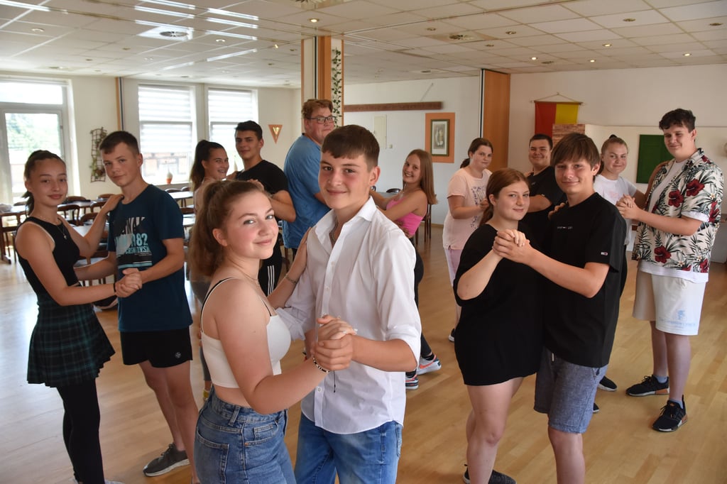 ucy Goldacker tanzt mit Neo Märkisch und Justine Stief mit Paul Kampe (vorn; v.l.). Beim ersten Kurs der Sekundarschule „Brüder Grimm“ in Calvörde tanzen auch Leonie Herrmann mit Marvin Alpermann, Fiona Baier mit Noah Schneider, Lukas Weber mit Leni Feierabend, Lucy Ettel mit Tristan Wendt und Maike Harms mit Paul Lehmbruch (hintere Reihe; v.l.). Zu den Kursteilnehmern gehören außerdem Franz Pesch und Leonie Deutschmann (nicht auf dem Bild).
