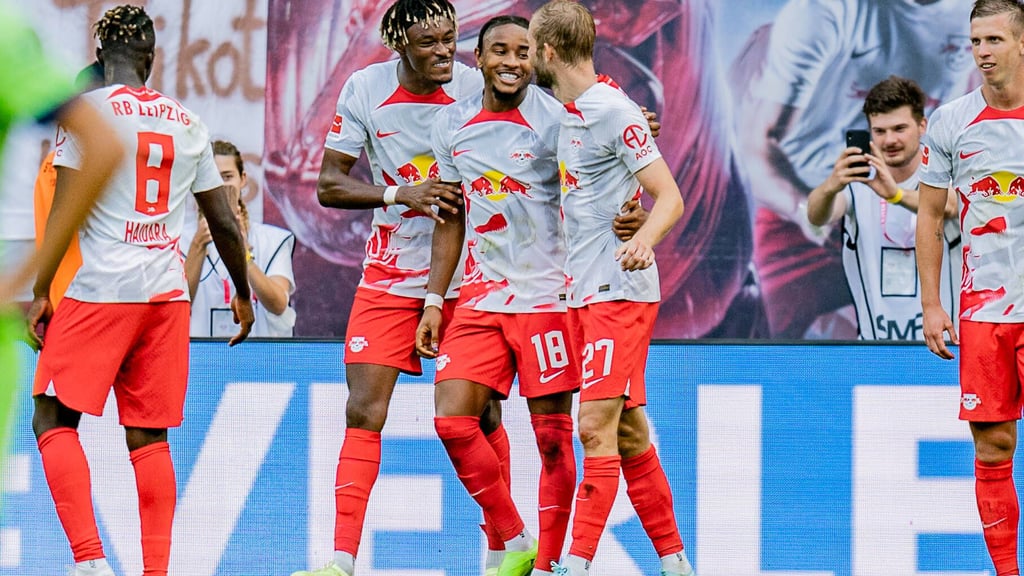 Lebensversicherer Christopher Nkunku inmitten von Kollegen