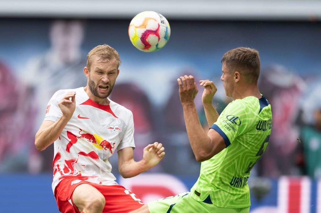 Leipzigs Konrad Laimer (l) im Zweikampf mit Wolfsburgs Micky van de Ven.