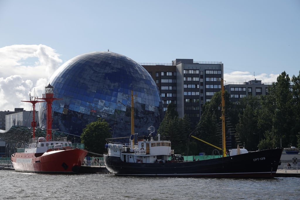 Schiffe ankern in der russischen Ostsee-Exklave Kaliningrad, der Stadt, die früher Königsberg hieß.