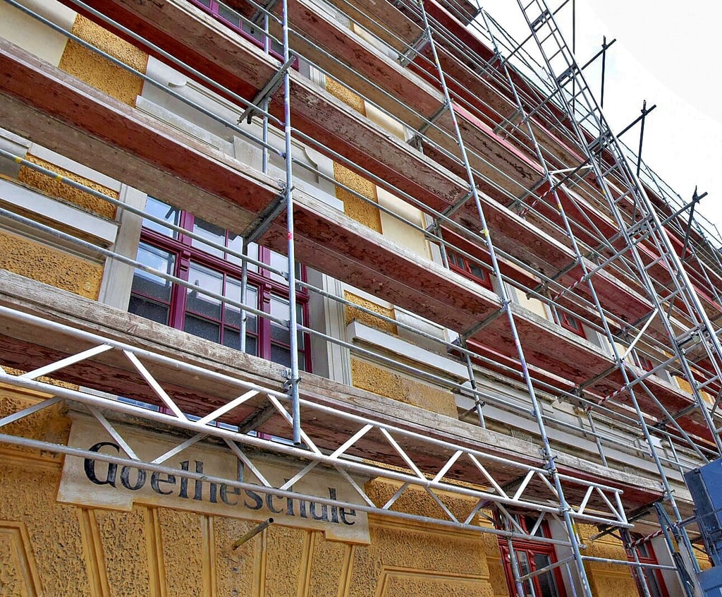 Ein Blick auf das eingerüstete Gebäude der Goetheschule. Fast 8 Millionen Euro fließen in die Sanierung.