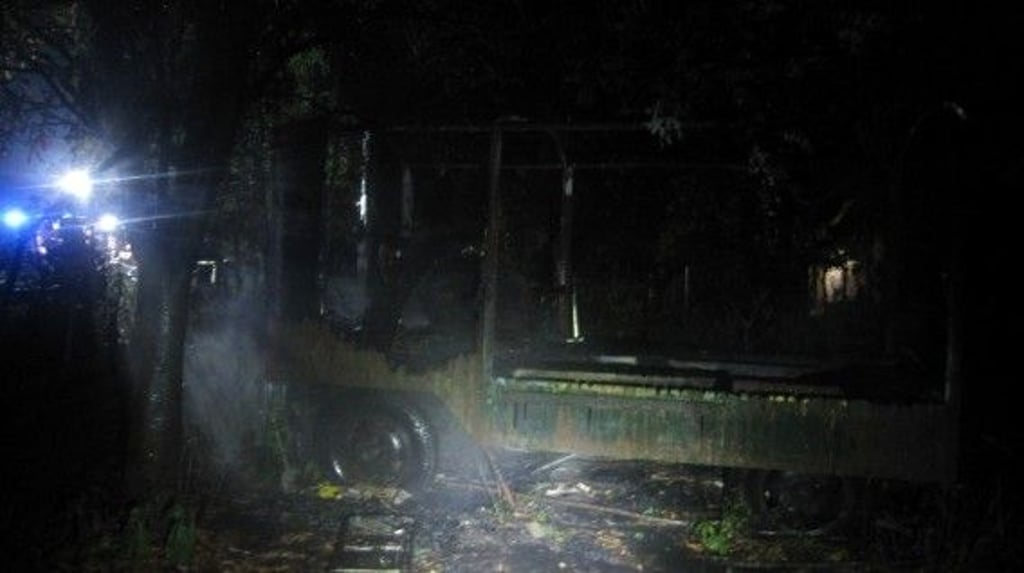 Der Bienenwagen, der im Bismarker Ortsteil Belkau in der Altmark am späten Sonnabend in Brand stand, sollte für die geschützten Insekten als Zuhause dienen. Ob die Tiere in den Flammen verletzt oder getötet wurden, ist nicht bekannt. Foto: