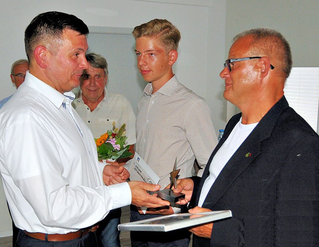 Heino Oehring (links), Vorstandssprecher der Harzer Volksbank, überreicht Vereinschef Volker Hoffmann (rechts) und Theodor Goedecke vom Harzer Schwimmverein 2002 den „Großen Stern des Sports in Bronze“.