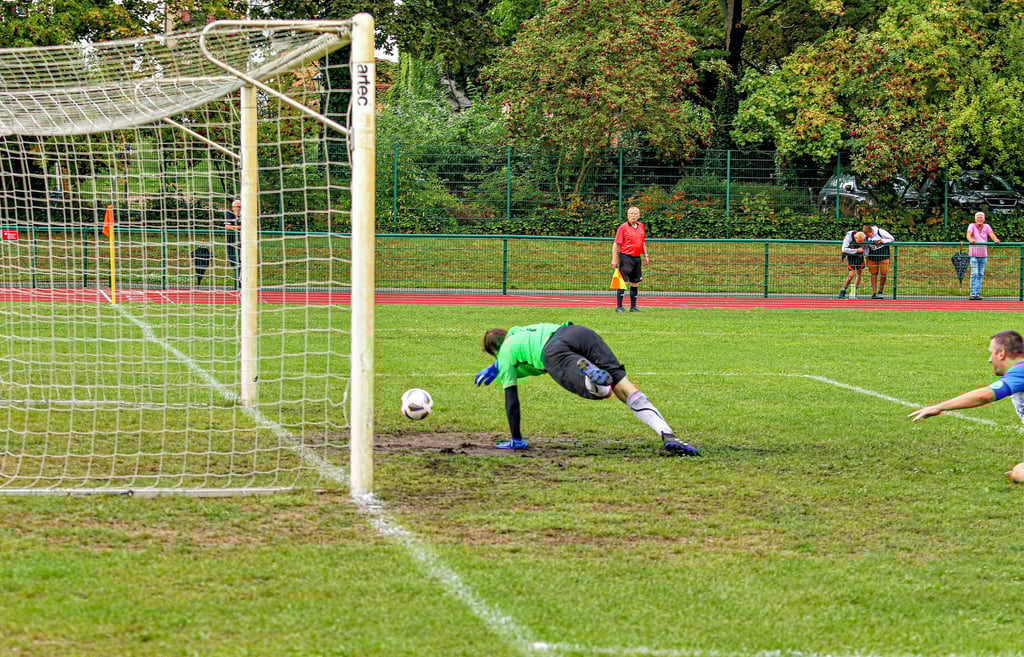 Angreifer und Verteidiger kommen im Strafraum nicht an den Ball. Zum Entsetzen von Torwart Mathias Müller kullert das Leder zum 1:1 ins Tor. 
