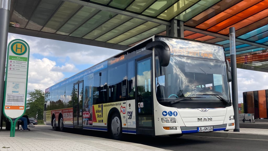 Ausgewählte Fahrten von Buslinien, die über den Busbahnhof in Burg verkehren, sind aufgrund des aktuellen Personalengpasses der Nahverkehrsgesellschaft Jerichower Land gestrichen worden.