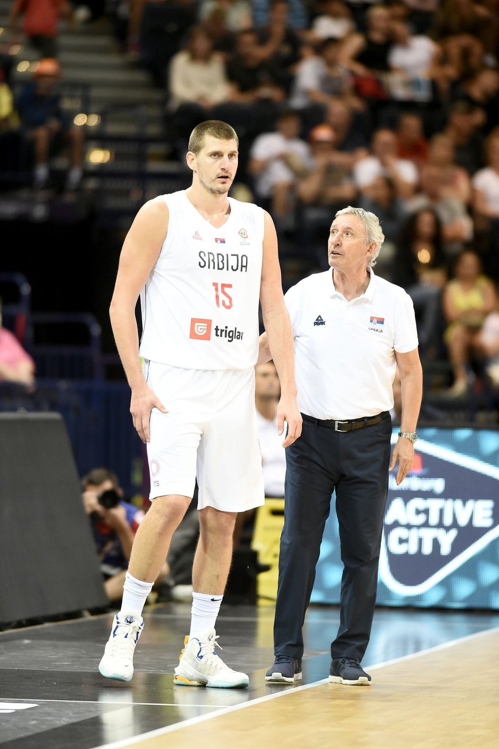 In EM-Form: Serbiens Trainer Svetislav Pesic (r) spricht mit Nikola Jokic.