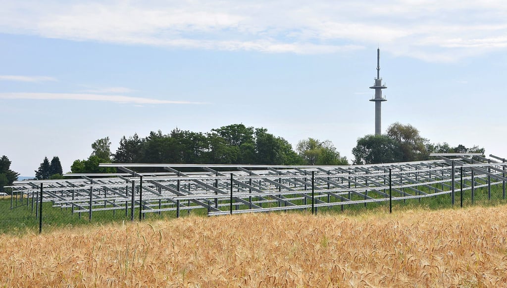 Am Süplinger Berg in Haldensleben wird eine Solaranlage gebaut. Bis jetzt stehen nur die Gerüste, die die Sonnenkollektoren aufnehmen sollen.