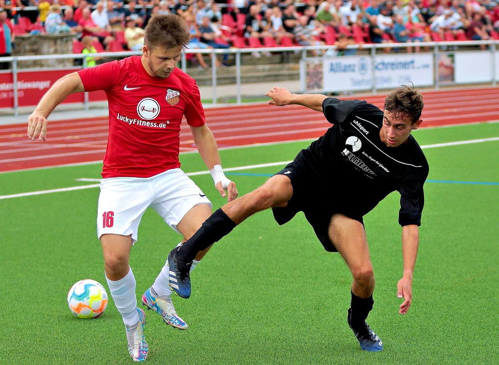 Eilslebens Tim Sengewald (rechts) versucht Lucas Lange (Oschersleben) den Ball abzunehmen.