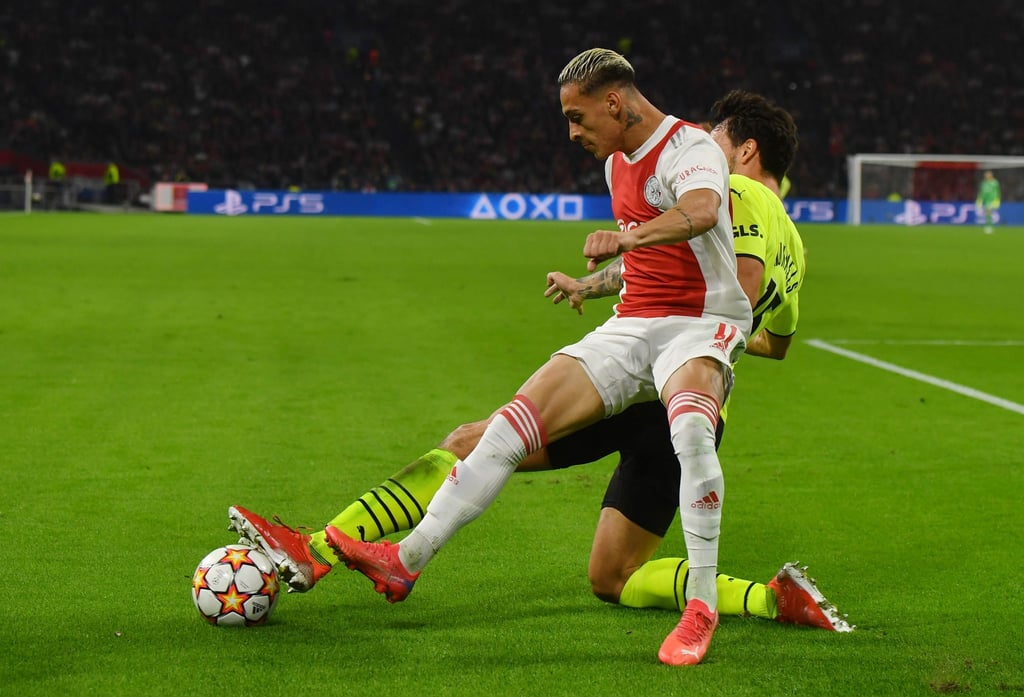 Amsterdams Antony (vorne) im Zweikampf mit Dortmunds Mats Hummels.