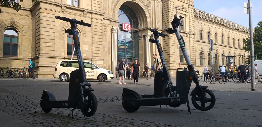 E-Scooter, unter anderem des Anbieters "Yoio" stehen vor dem Hautpbahnhof in Magdeburg.