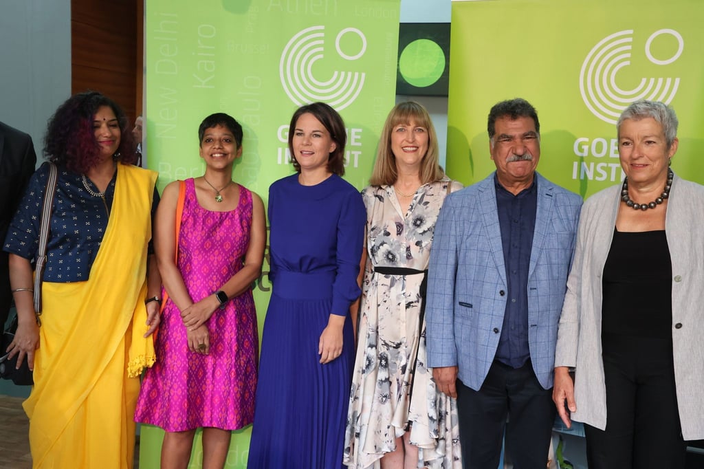 Außenministerin Annalena Baerbock (M) und Goethe-Institut-Präsidentin Carola Lentz (r) mit den Preisträgerinnen und dem Preisträger: Nimi Ravindran (l-r), Shiva Pathak, Tali Nates und Mohamed Abla.