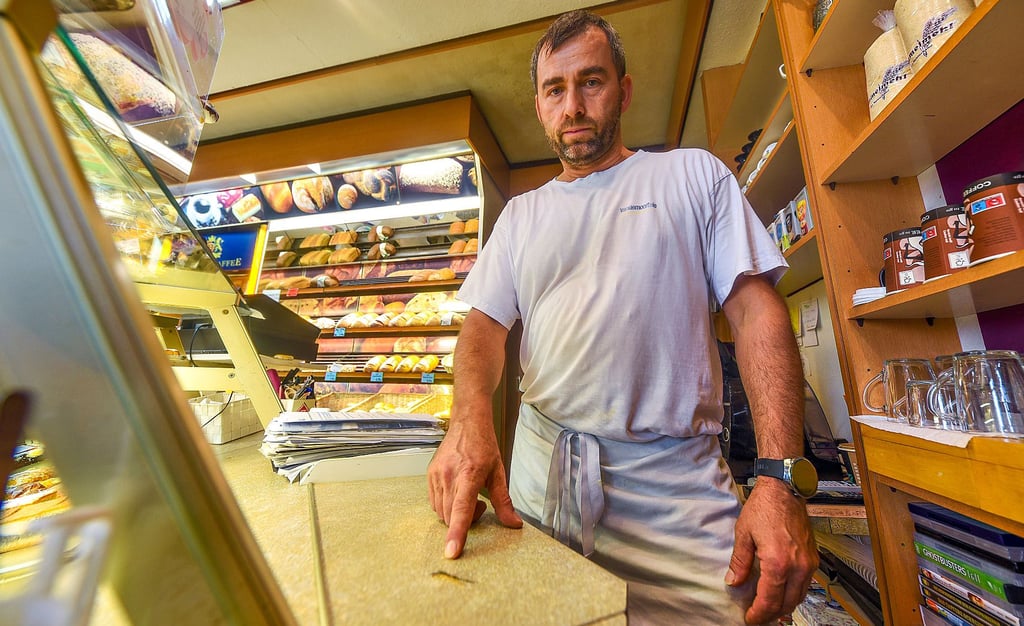 Die Bäckerei von Thomas Krause aus Wallendorf wurde überfallen. Der Bäckermeister zeigt, wo der Räuber mit dem Beil hingeschlagen hat.