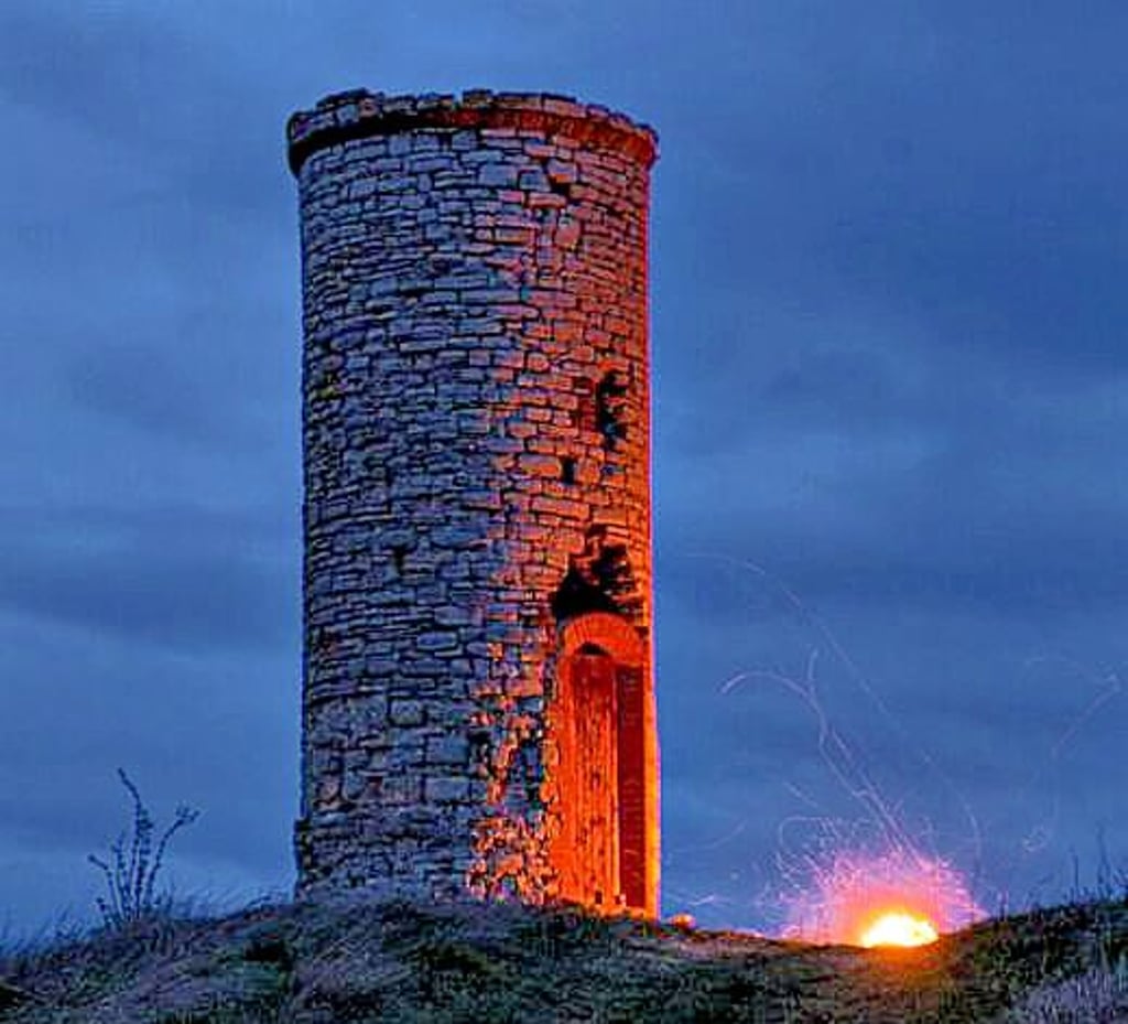 Der Mäuseturm in der Feldflur von Hecklingen in der Dämmerung.