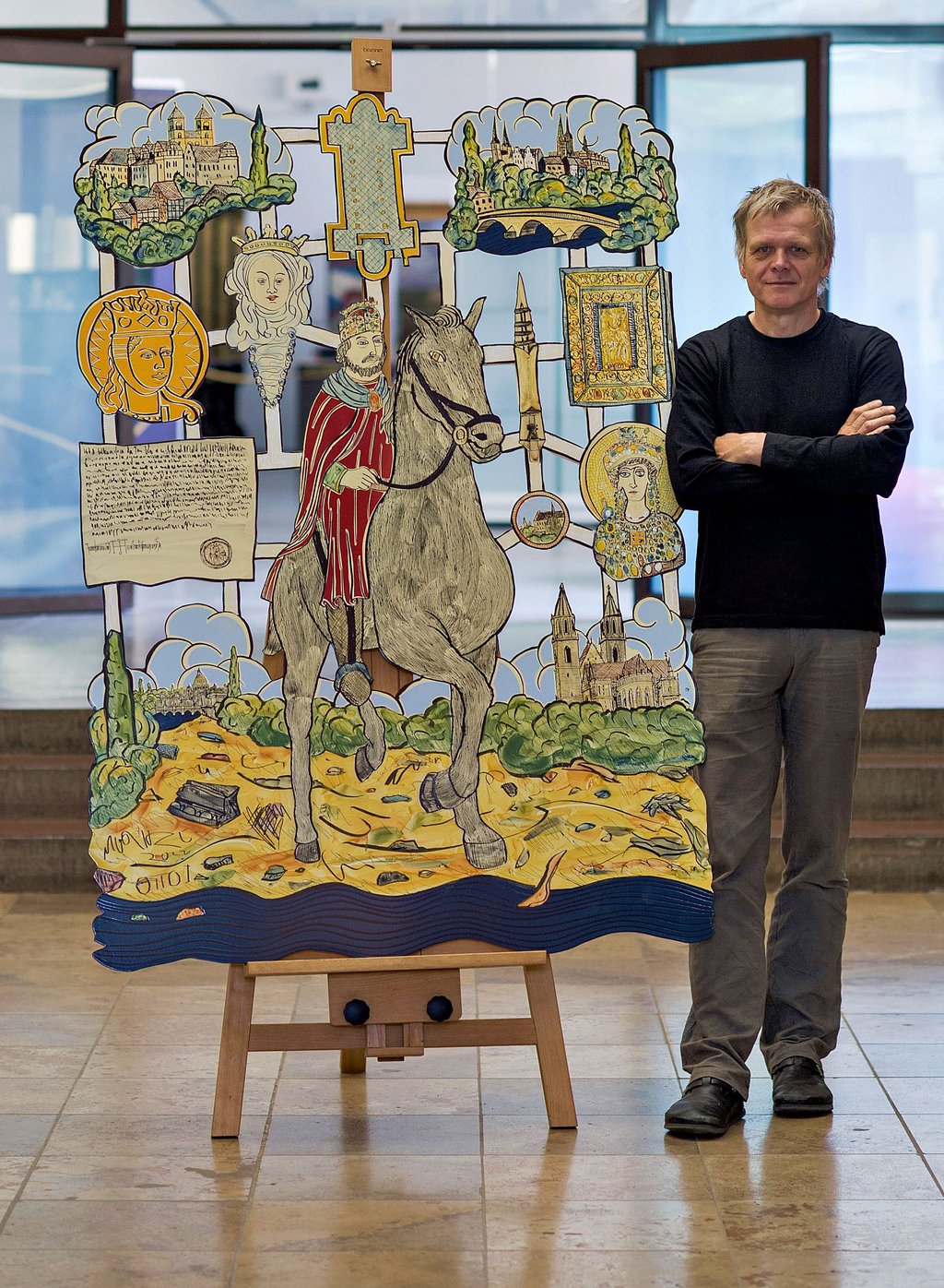 Moritz Götze an seinem Tableau zur letzten Reise des Kaisers. Dank des Magdeburger Museumsvereins konnte es vom Kulturhistorischen Museum erworben werden.