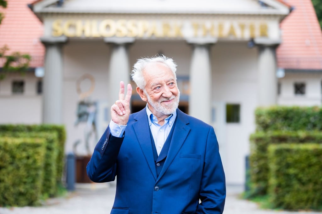 Der Intendant und Schauspieler Dieter Hallervorden vor dem Schlosspark Theater in Berlin.