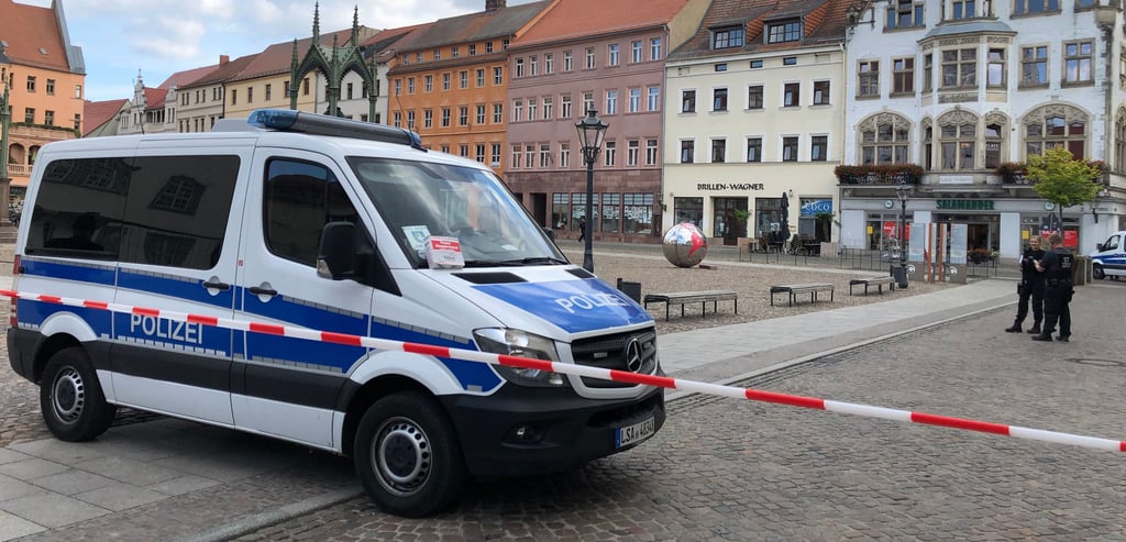 Die Polizei sperrt den Marktplatz in Wittenberg ab.