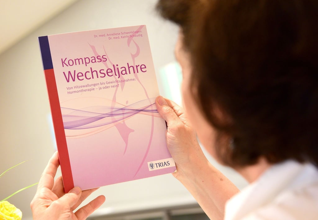 Katrin Schaudig, Frauenärztin, zeigt ihr Buch „Kompass Wechseljahre“.
