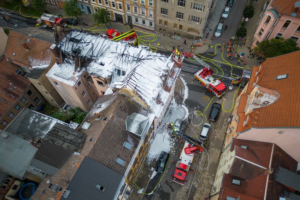 Beim Brand des Mehrfamilienhauses im thüringischen Apolda sind am frühen Sonntagmorgen zwei Personen getötet worden.