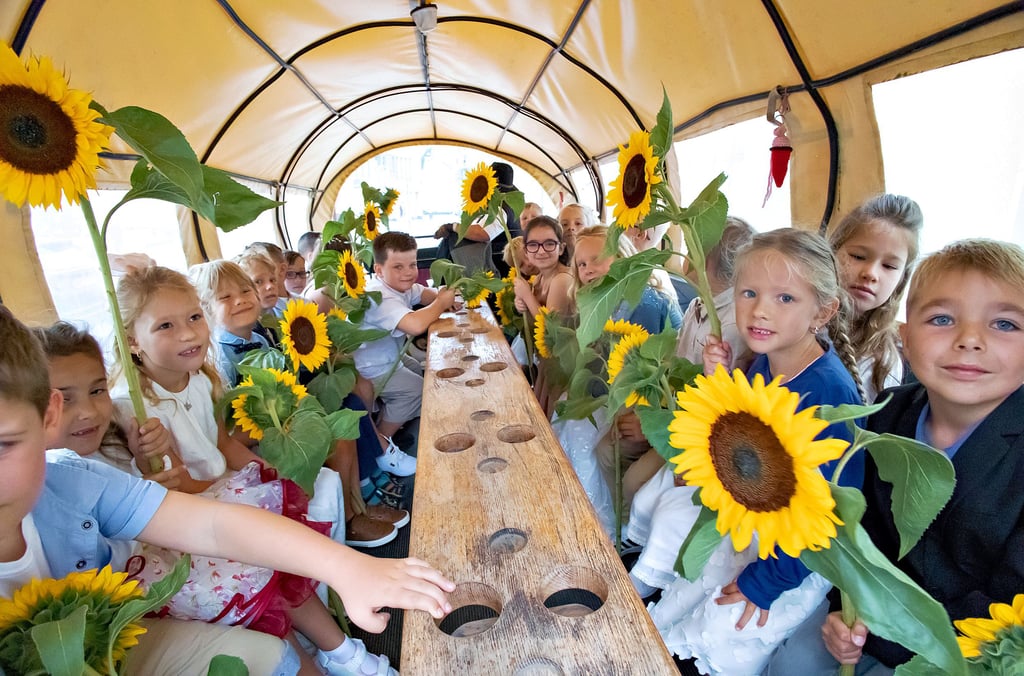 Mädchen und Jungen der Klasse 1a der Evangelischen Grundschule in Köthen fuhren im Pferdewagen von Jana Schroeder-Grams aus Piethen nach dem Einschulungsgottesdienst von der Jakobskirche in ihre Schule in der Stiftstraße.
