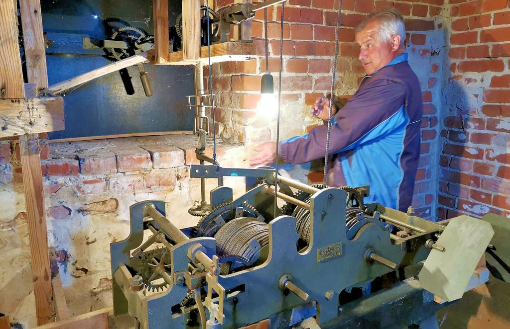 Das Läuten und die Zeitanzeige am Turm der Kirche Toppel wurden über 120 Jahre mit einem mechanischen Uhrwerk der Berliner Firma C.F. Rochlitz gesteuert. Jörg Gericke ist viele Jahre alle sechs Tage zum Aufziehen der Uhr die Kirchturmtreppen hinaufgestiegen.Max Tietze