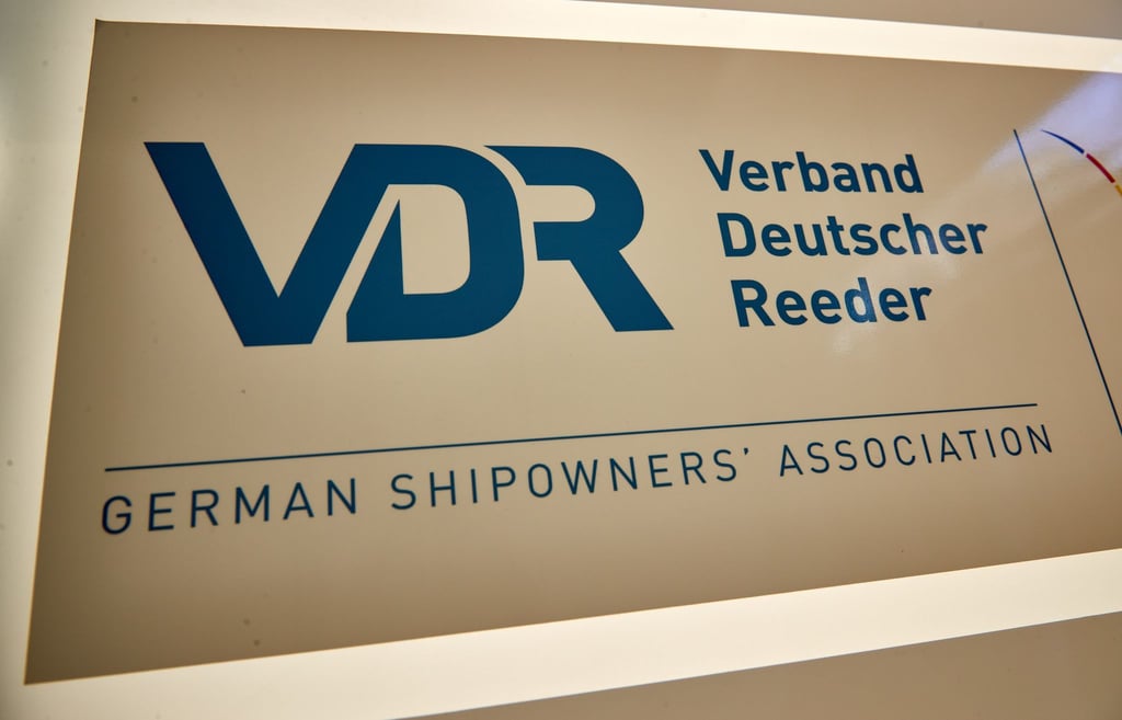Der Schriftzug „VDR Verband Deutscher Reeder German Shipowners Association“ auf einem Schild.