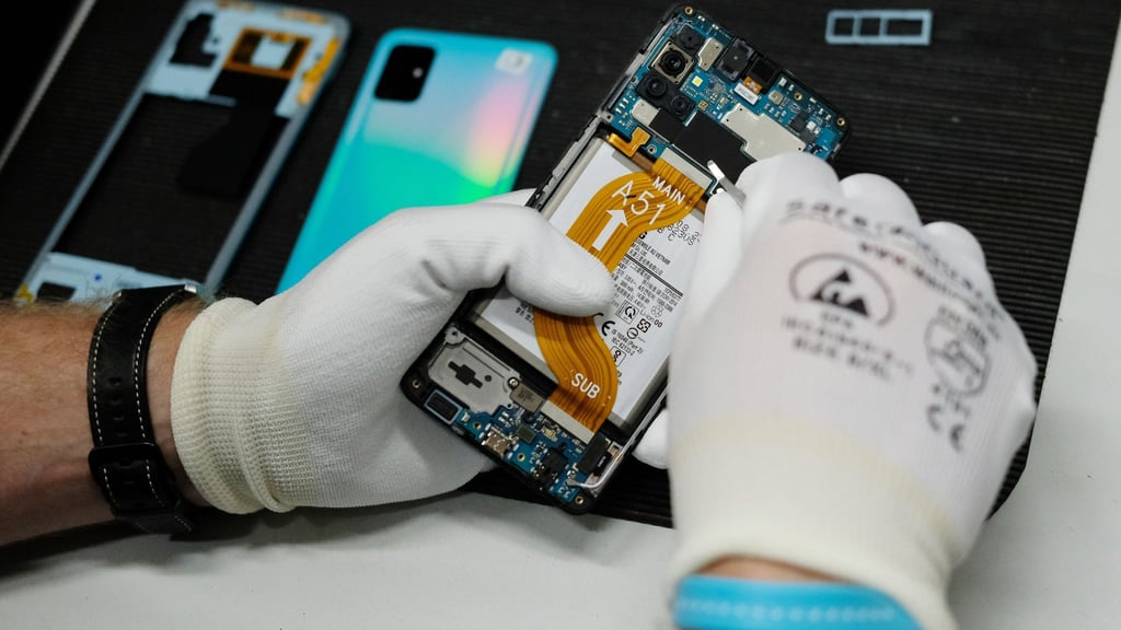 Verbraucherschützer fordern austauschbare Akkus, einfachere Reparaturen und länger gewährleistete Softwareupdates.