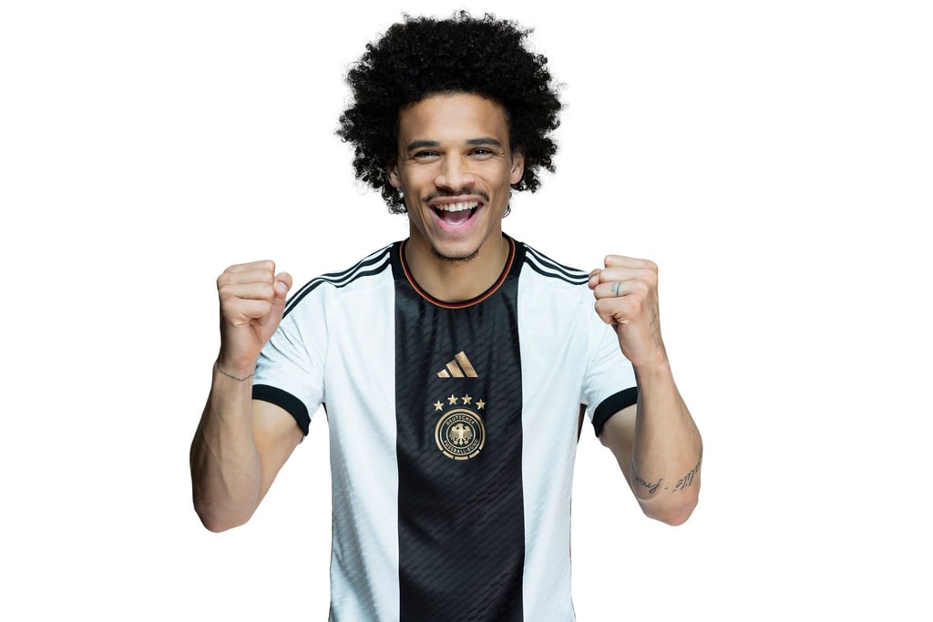 Nationalspieler Leroy Sane trägt das neue Heimtrikot, das der DFB für alle Nationalmannschaften vorgestellt hat.