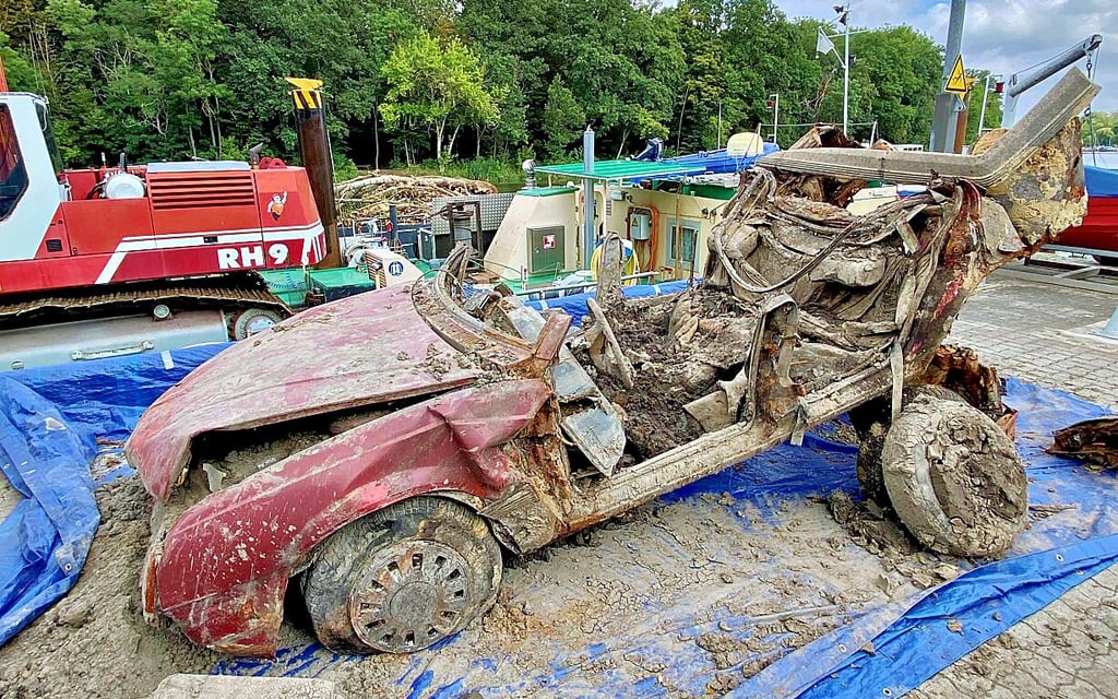 Das verschlammte Wrack wird nach der Säuberung verschrottet.