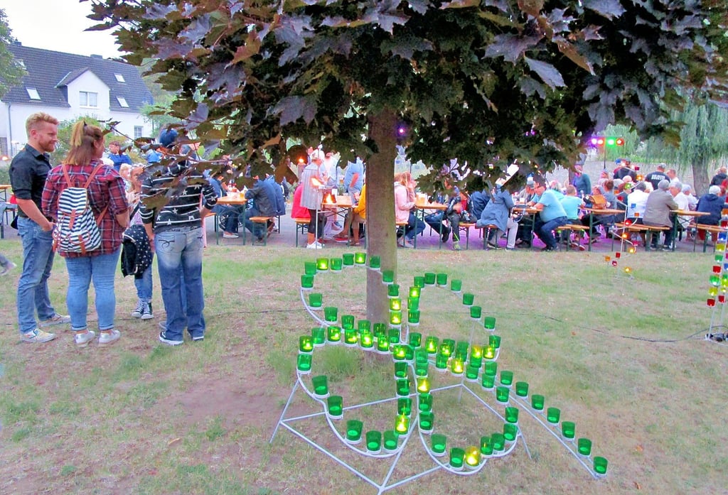 Viele Gäste trafen sich am „Grünen Kleeblatt“, einer Installation mit Teelichtern.