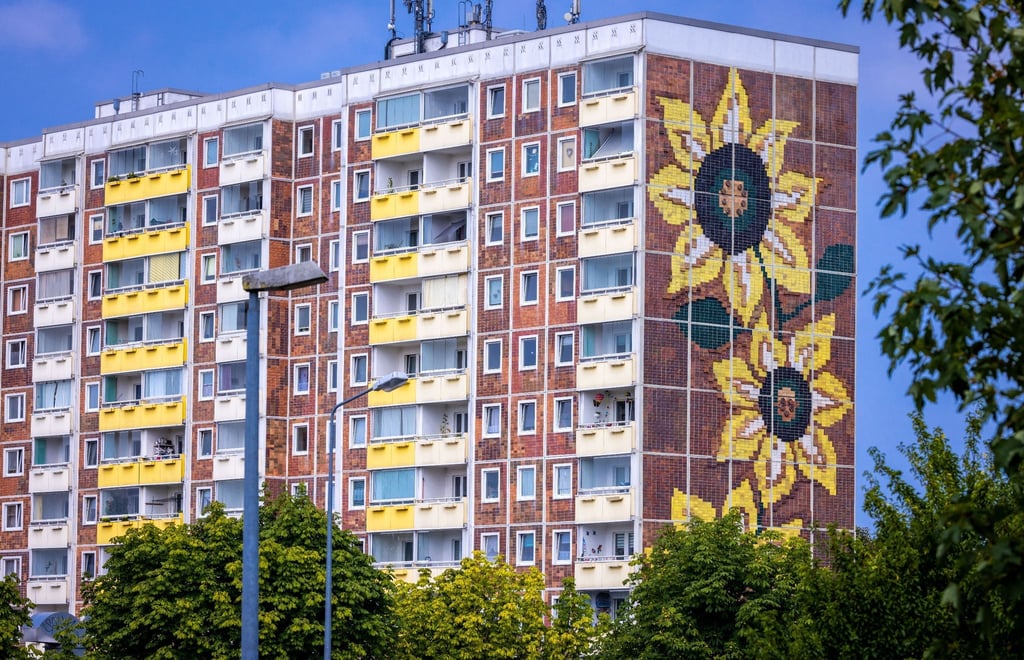 Das Sonnenblumenhaus im Rostocker Stadtteil Lichtenhagen.